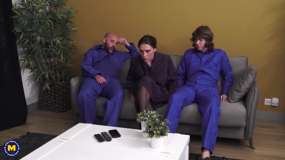 Sixtine arregla mi tele, me destroza el culo - Hardcore