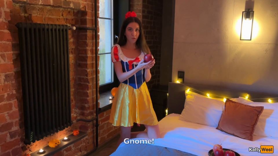 El cazador se folla a la Reina Malvada y luego Blancanieves (Teen) Katty West