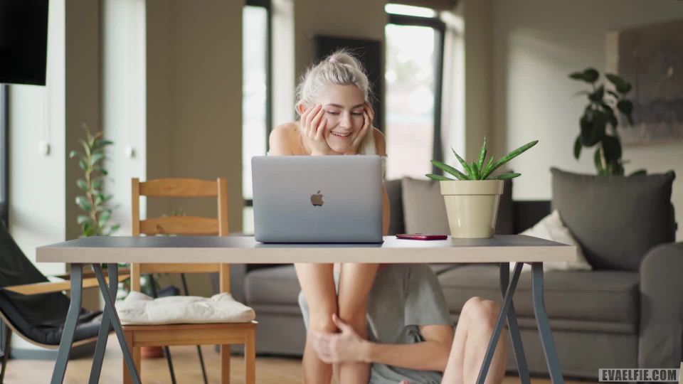 clip 13 Eva Elfie - Me agoté en mi coño joven apretado durante una clase de zoom - [ModeloHub] (FullHD 1080p) - fetiche - fetiche de pata adolescente