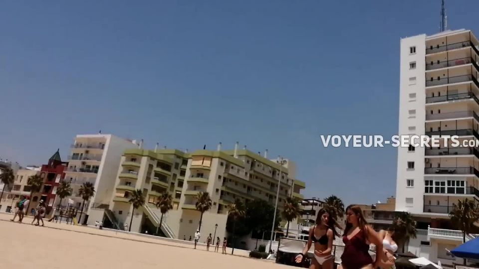 Two teen butts look like invitations for a voyeur