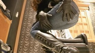 Señora Kira sexy fetiche 45 – Guantes de cuero y Jeans Denim Fetish, instrucciones para masturbarse en pov