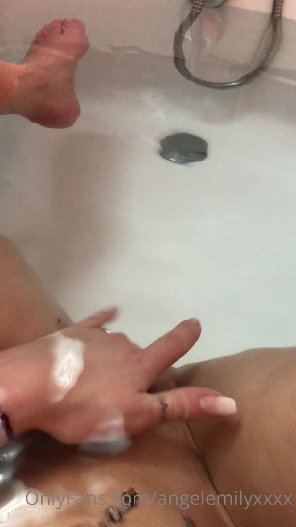 Onlyfans - Angel Emily - angelemilyxxxx - angelemilyxxxxJe prend un bain Tu vens Im tomando mi ducha ¿Quieres venir - 06-05-2020