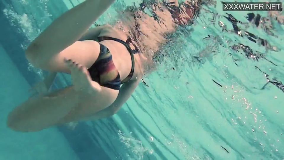 Brunette Emie Amfibia masturbates hard underwater