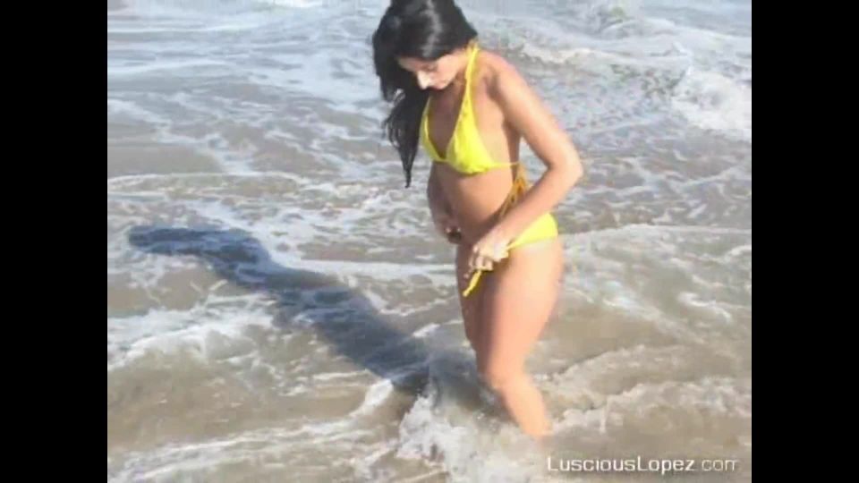 Luscious López[0474963] #tbt #lusciouslopez gran botín salpicando en las olas [2017-08-24]