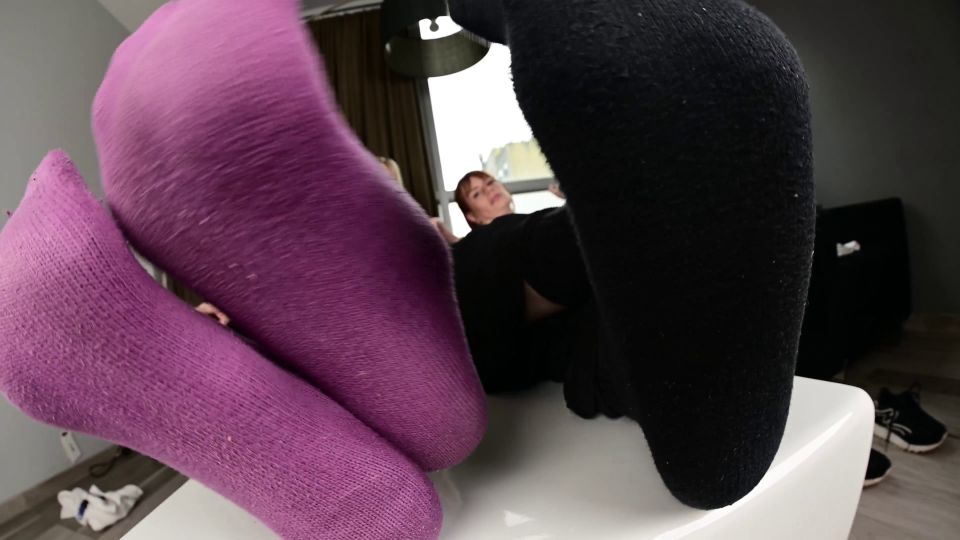 Femdom porno Amateur suelas gigante y pies de paja: Diosa Charlie y Brookyln Bully - Zapato de trabajo post olor y adoración Calcetines Femdom