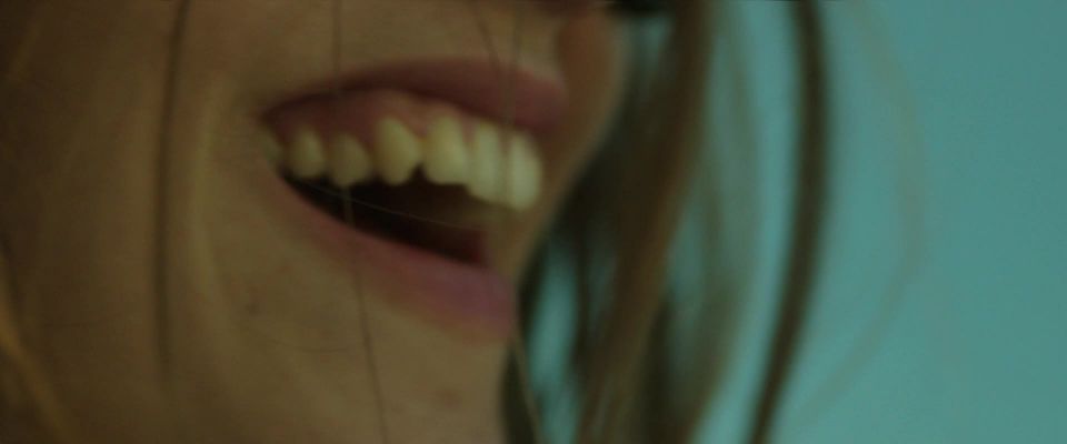 Lina Esco, Lola Kirke – ¡Gratis el Pezón (2014) HD 1080p!!!