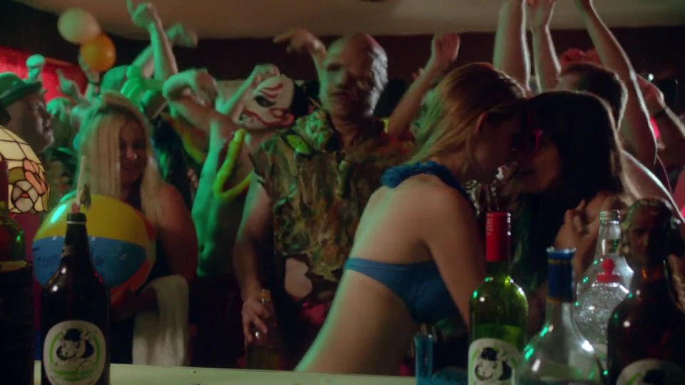 Asta Paredes, Catherine Corcoran, etc - Volver a Nuke 'Em de alto volumen 1 (2013) HD 1080p - (Celebrity porn)