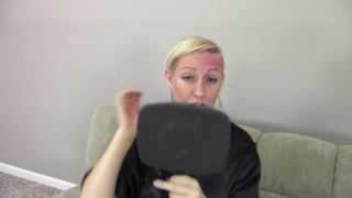 brittany Lynn mamá se amordaza lame el culo ella orina (porno MILF)