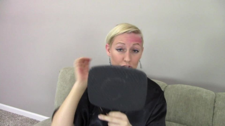 brittany Lynn mamá se amordaza lame el culo ella orina (porno MILF)