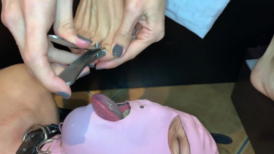 video porno 44 FEMDOM FEMDEVOTION 01 CAROLINA ABRIL NAILS, femdom corte de pelo en femdom porno