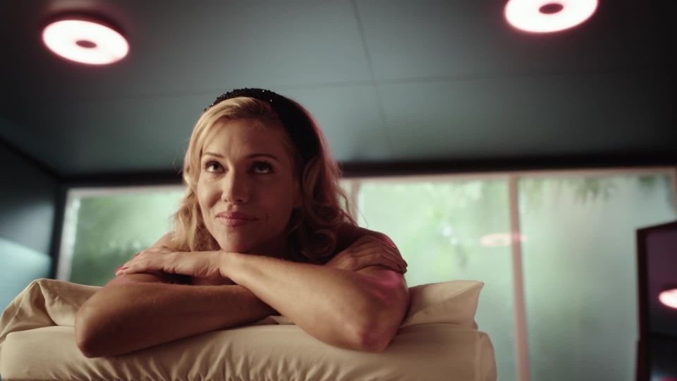 Tricia Helfer, Jessica Sipos – Ascensión (2014) HD 1080p - (Celebridad porno)