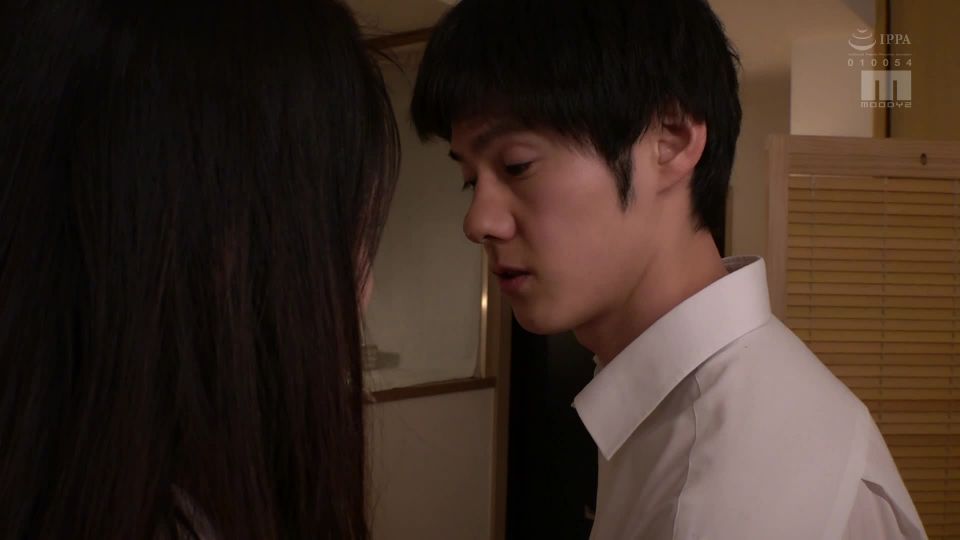 Jinguuji Nao MIDV-125 Si no tienes el último tren, quédate en mi casa. No puedo resistirme a estar borracho.