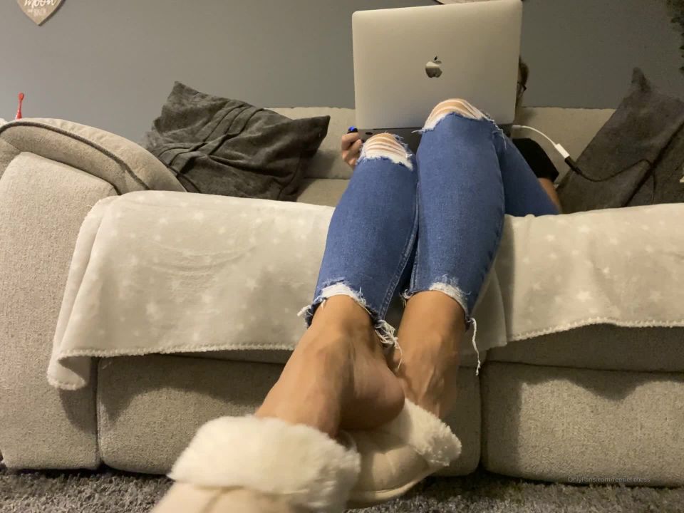 Onlyfans - Goddess Suzie - goddesssuzie26 - goddesssuzieThese slippers are getting my feet so hot these evenings I just want to take them off a - 26-09-2021