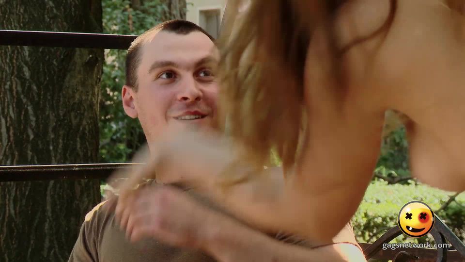 Desnudo y divertido 9102