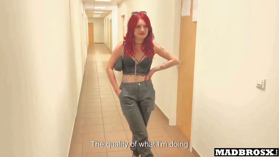 El gótico francés se engaña con su novio en un corredor y el baño para la Concer.