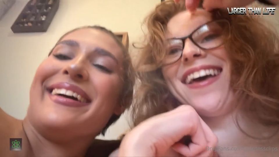 Más grande que la vida - Esconder y ir Diosa encogida Fe y Riah Lynn (Porno fetiche)