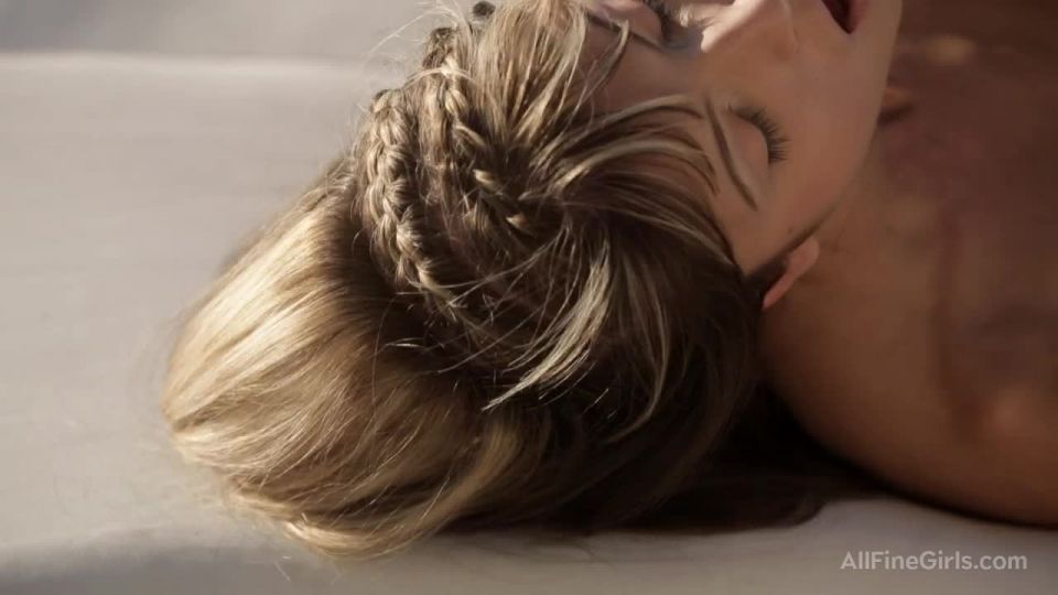 Gina Gerson in Date By The Pool 720p HD