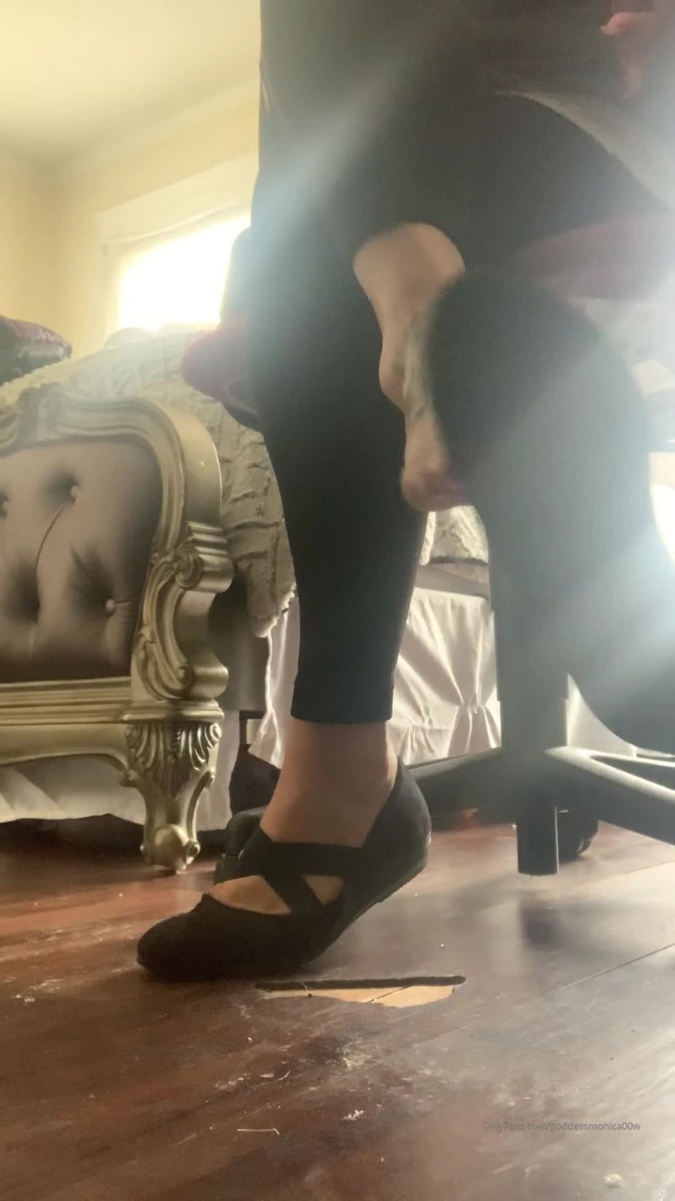 online clip adulto 2 pies chinos fetiche pies porno  diosamonica00w 31-03-2020-28592351-Pisos negros bajo mi escritorio joi por tu petición  joi