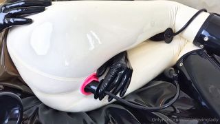 Latexlowinglady - Mi pobre trasero tomó algunos juguetes bastante grandes...