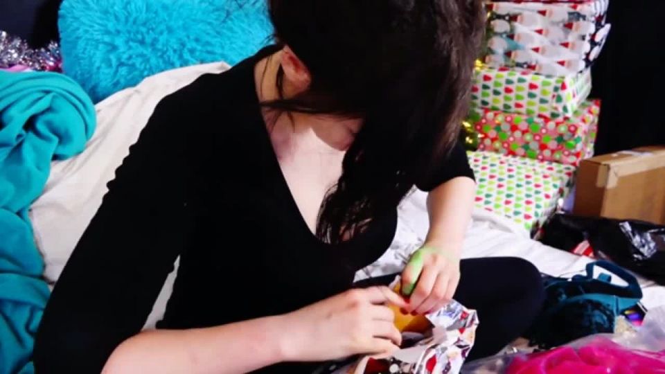 Dawn Willow Dawnwillow - christmas day present opening show no nudity wholesome 02-01-2019