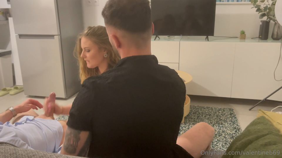 Mi nuevo trío con marido y vecinos - Cornudo