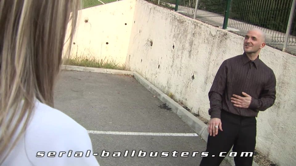 7225 Dominación femenina - Aplastamiento de bolas