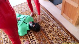 20-06-29 30583580 Latex rojo sentado y adoración descalzo con Melisande Sin 1280x720