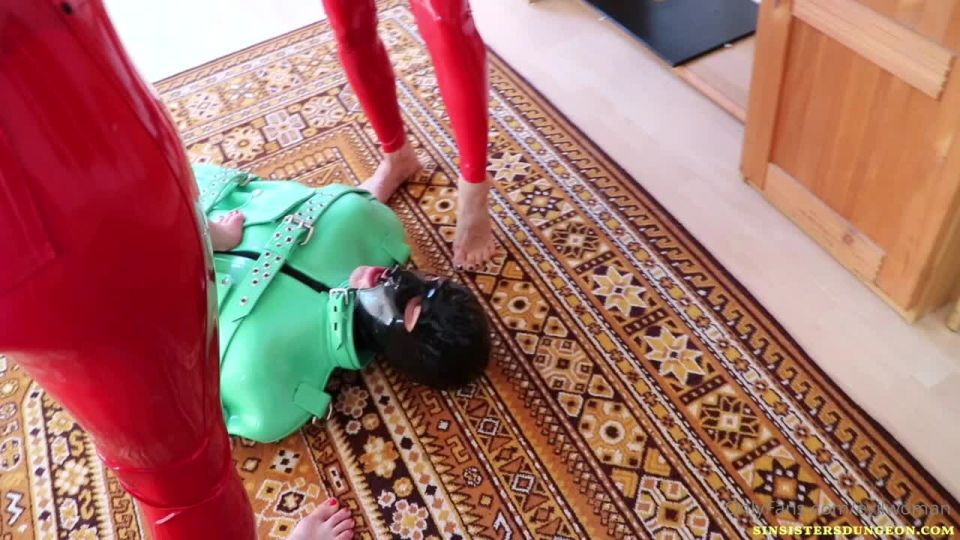 20-06-29 30583580 Latex rojo sentado y adoración descalzo con Melisande Sin 1280x720