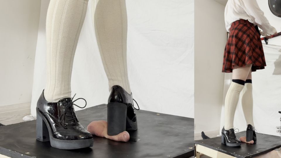 Señora Dolores Esclavo - Demente Escuela Aplastando Zapatillado en mi y Chunky Patent Brogues - HD 720P