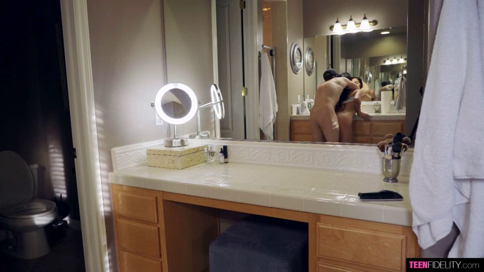 Video Emily Willis Bathtime Rubdown 720p HD