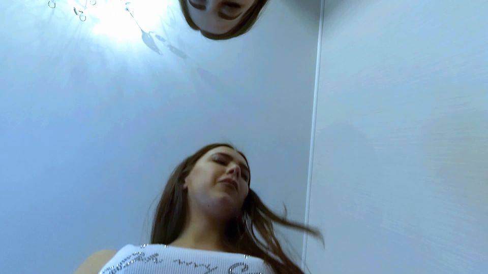 Chicas atractivas Dos mejores amigos se divierten con su obediente...