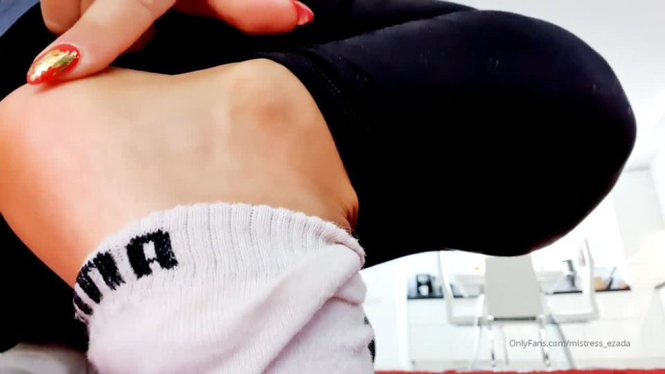 Come esperma para mis pies descalzos.