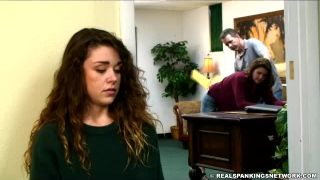 Dos niñas escuela castigo corporal remando (Parte 2) Sexo...