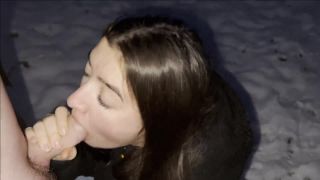 ¡El camarógrafo se hace una mamada en la nieve!