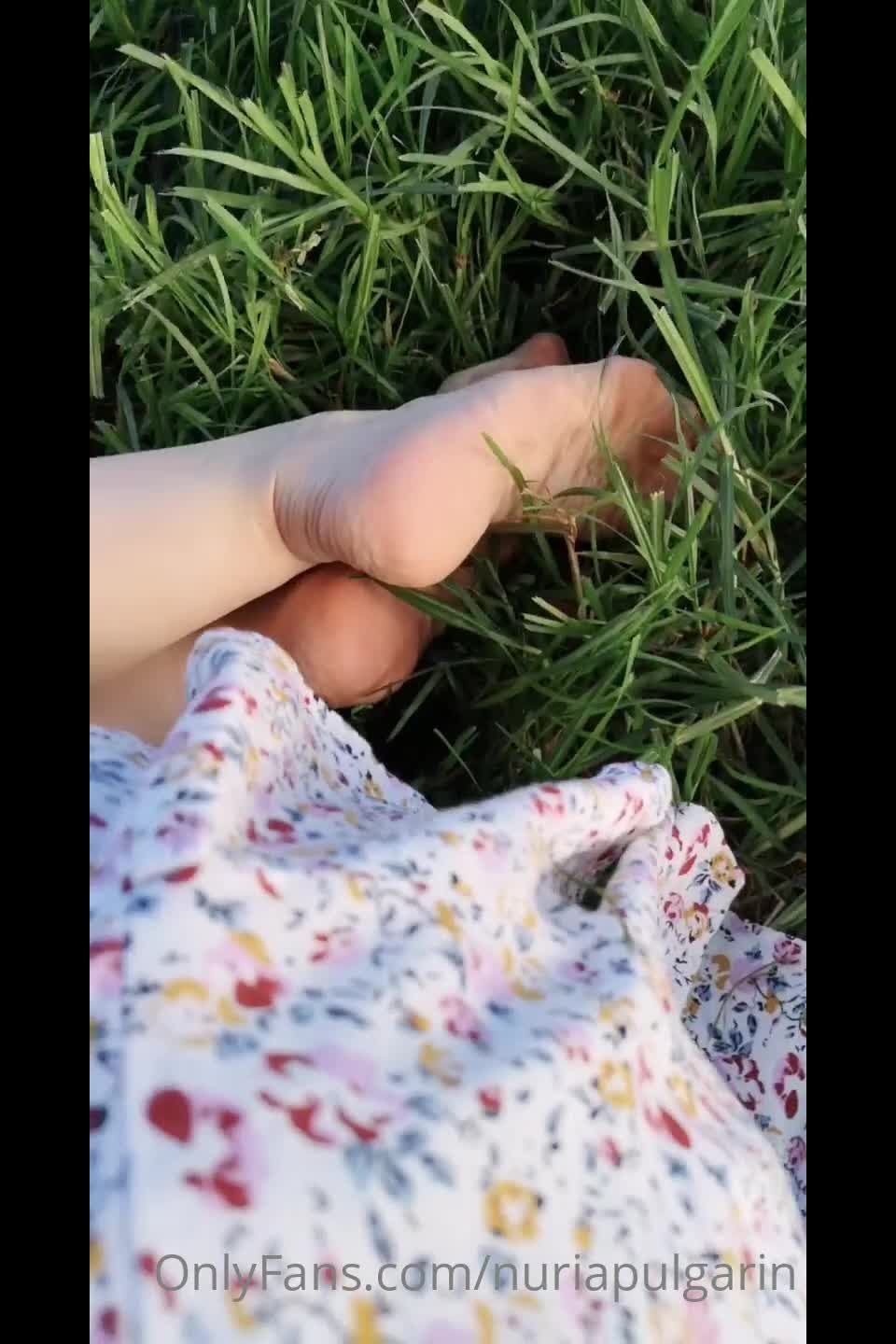 free porn clip 3 siri foot fetish feet porn | nuriapulgarin -100246371-Mis pies tocando el c sped. | nuriapulgarin