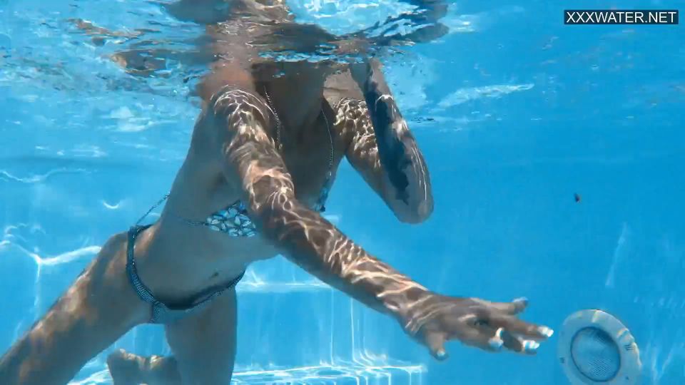 Euro rubia tetas pequeñas pornostar zazie nadar desnudo underwate....