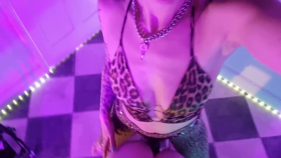 Mordido amordazado y babeando incontrolablemente - Castidad