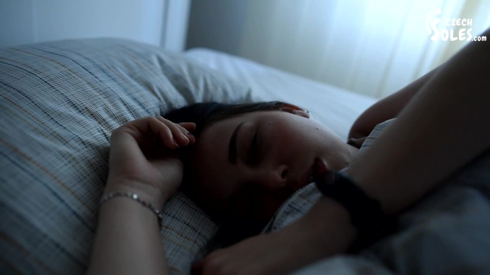 porno online video 41 Chequia Soles - Duro dormir chicas descalzos en la cama, natalia estrella fetiche pie en fetiche porno