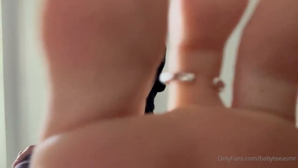 Tee bebé - Tee gigante encontrar un hombre pequeño en mi cocina (Porno fetiche)