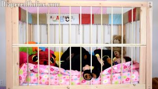 Diaperedonline2Rojo Rojo jugando en la cuna