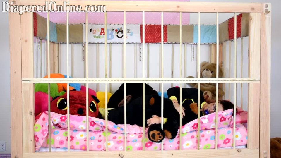 Diaperedonline2Rojo Rojo jugando en la cuna