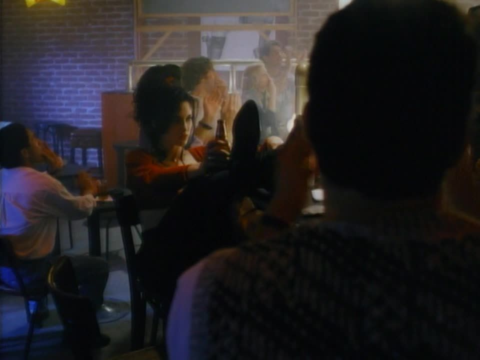 Charlie Spradling, Ingrid Vold - Para dormir con un vampiro (1992) HD 720p!!!