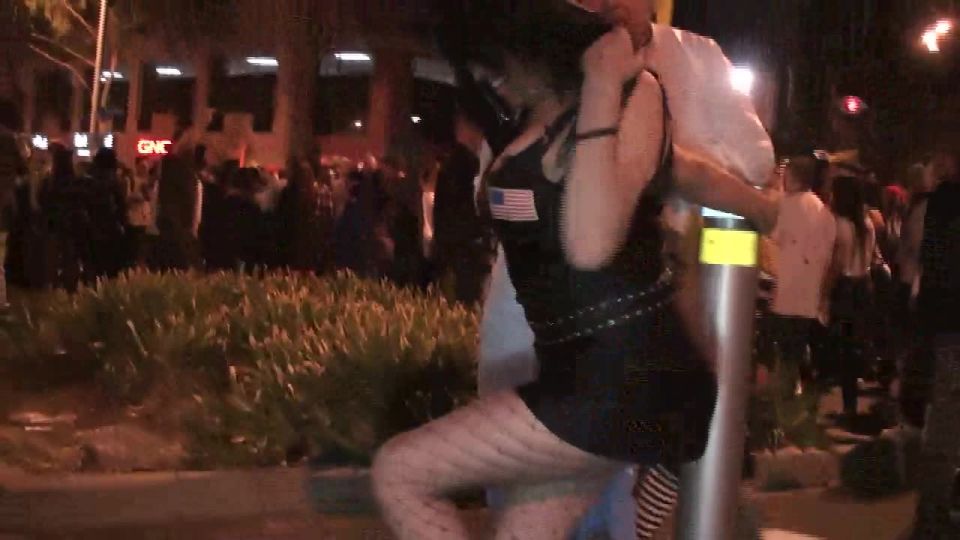 video gratis 33 Esclavos Nite Out - femdom - fetiche de agua porno femdom