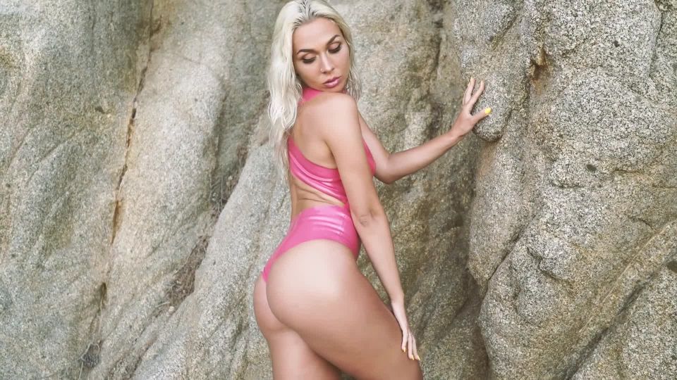 Latex On The Beach Katerina Piglet