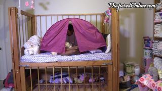 DiaperedonlineIris Iris jugando en tienda de cama