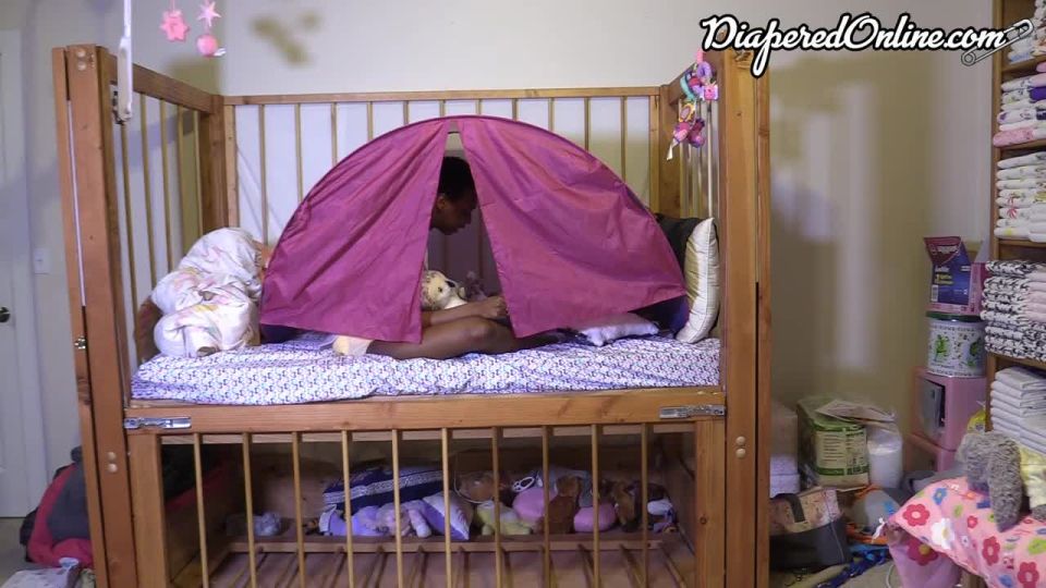 DiaperedonlineIris Iris jugando en tienda de cama