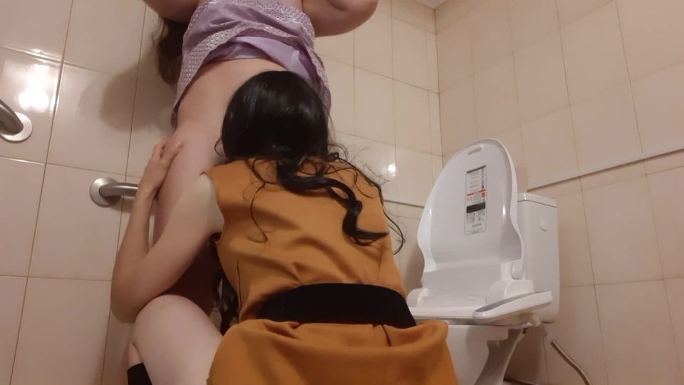 [Amateur] На первом свидании с девушкой трахнулась в туалете ресторана - lesbian_illusion