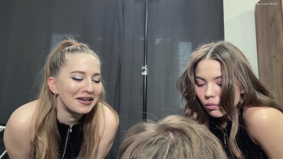 La princesa Bertie y Rebecca escupen en los esclavos y...