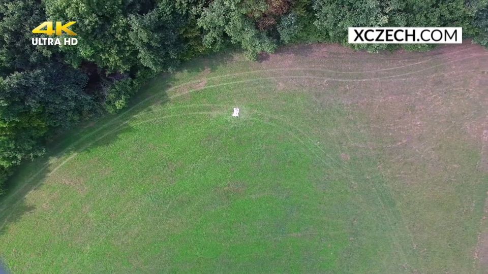 La adolescente Christine está masturbándose al aire libre y la está viendo el Drone aéreo.