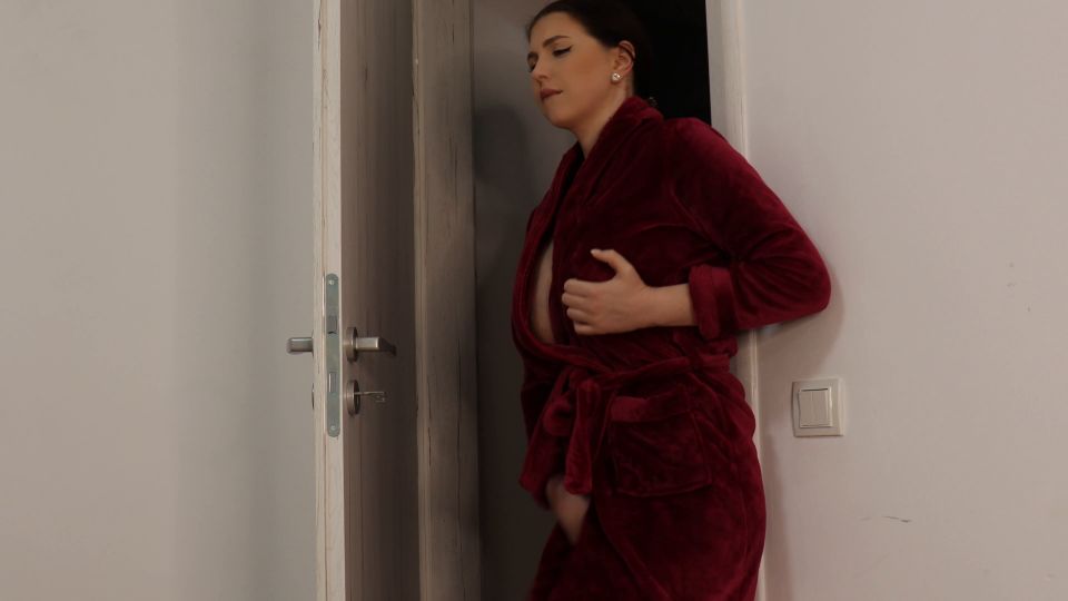 Tonnia - Mother spying SON in the shower